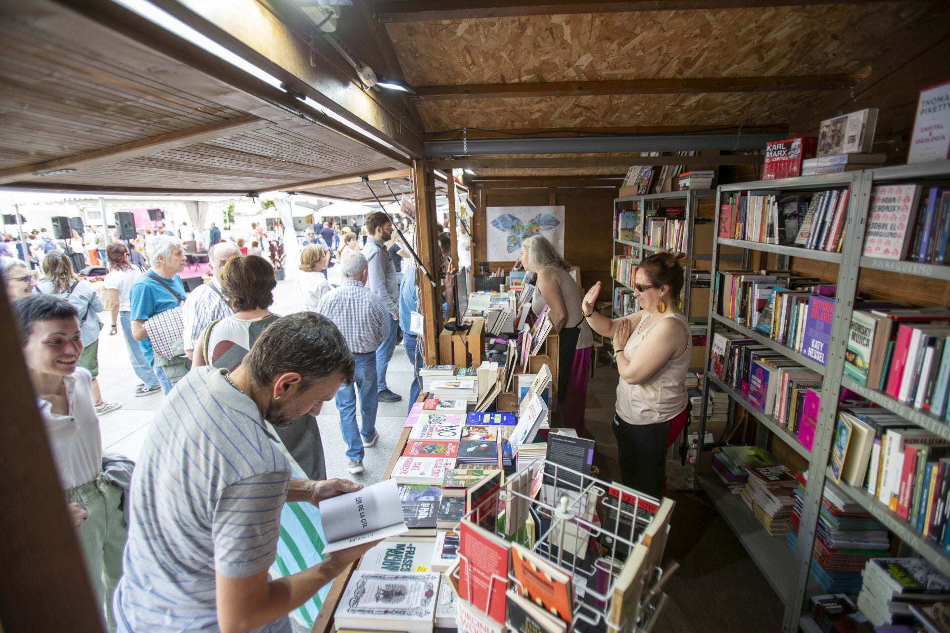 Un lector en la Librería la Vorágine