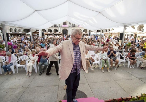 Ian Gibson sube al escenario ante una plaza abarrotada