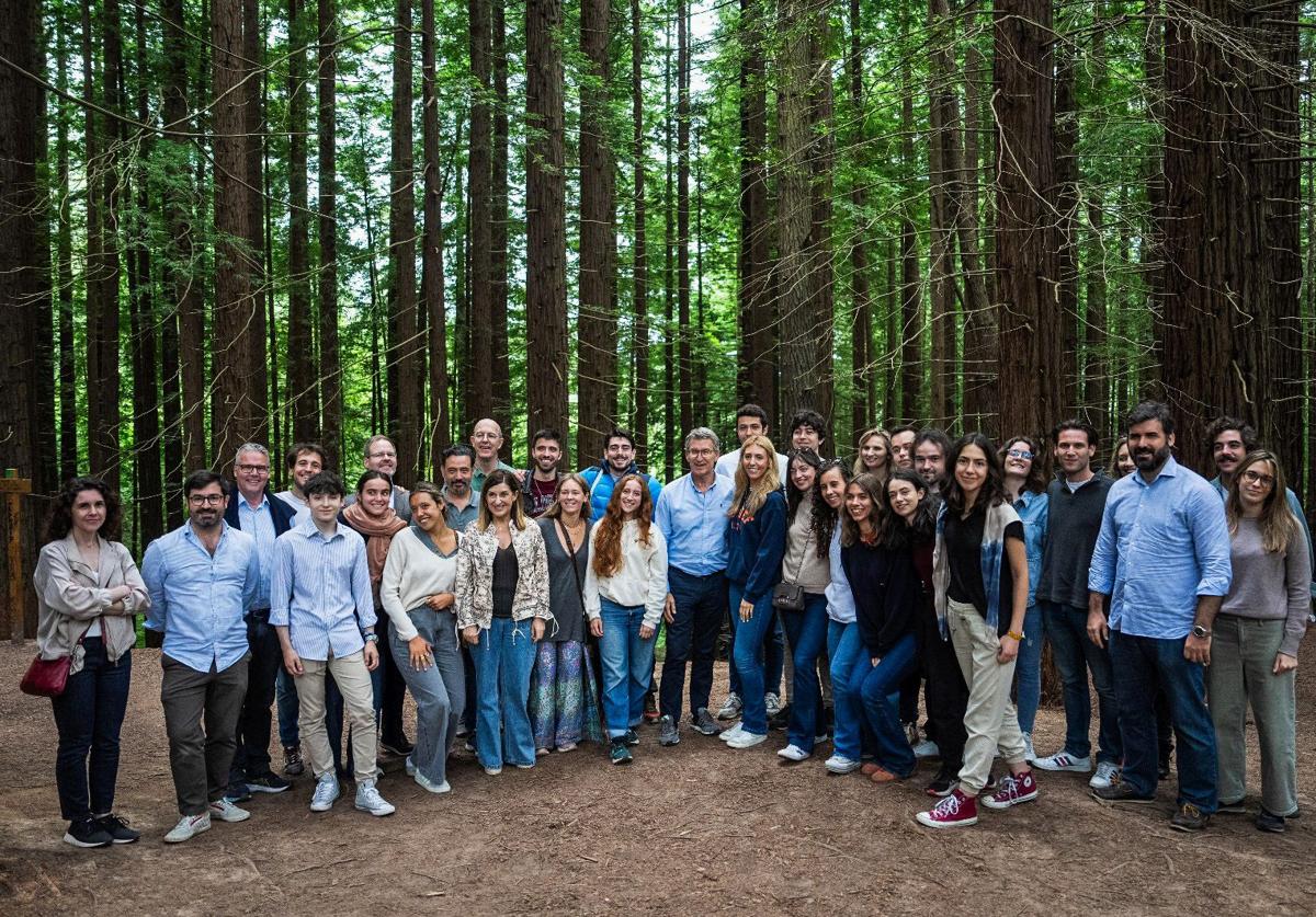 Feijóo, en el centro, con la presidenta de Cantabria y los participantes del campamento de la Fundación Reformismo 21, este viernes, en el bosque de las secuoyas de Cabezón de la Sal.