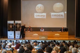 La mesa, la pantalla y los bombos durante el sorteo