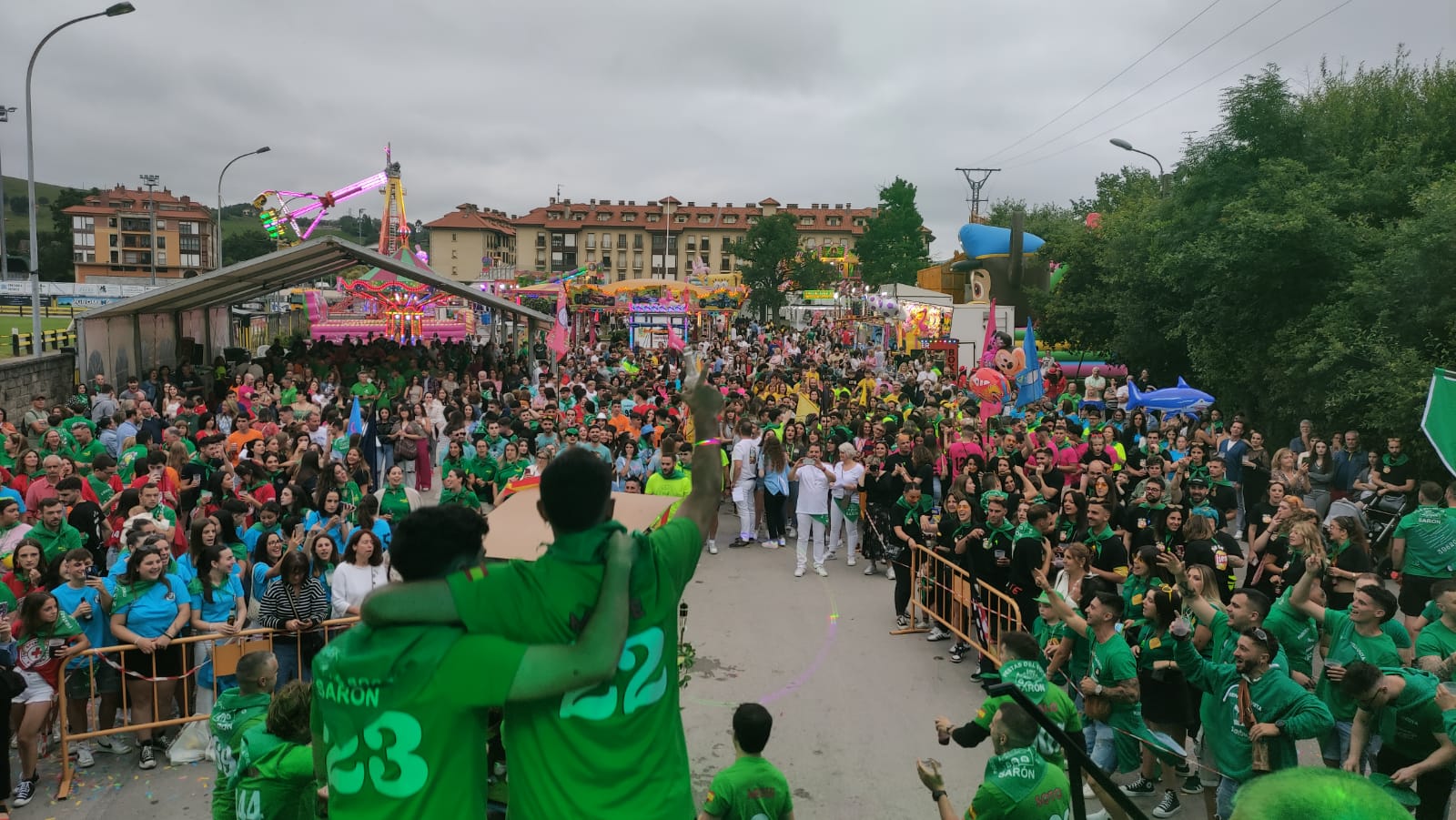 Algunos peñistas saludando desde el escenario al más de millar de personas que se concentraron este jueves en las fiestas. 