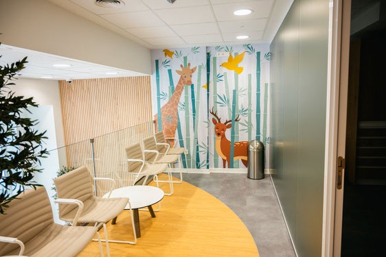 Sala de espera de la consulta dedicada a Pediatría, decorada con vinilos infantiles