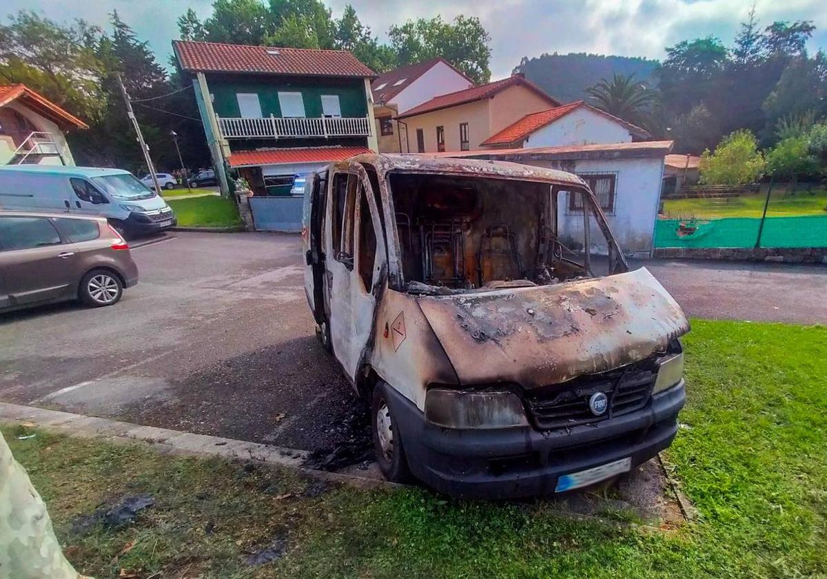 La furgoneta Fiat Ducato, que terminó calcinada junto al parque de la Robleda, en Puente San Miguel.