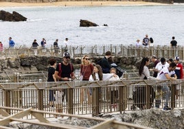 Turistas en el minizoo de La Magdalena.