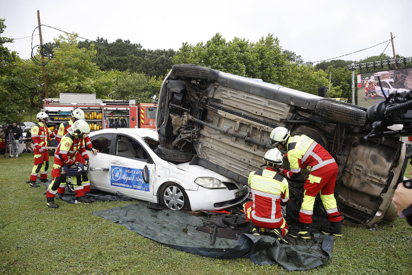 Los bomberos del 112, durante el ejercicio de excarcelación de heridos en accidente de tráfico.