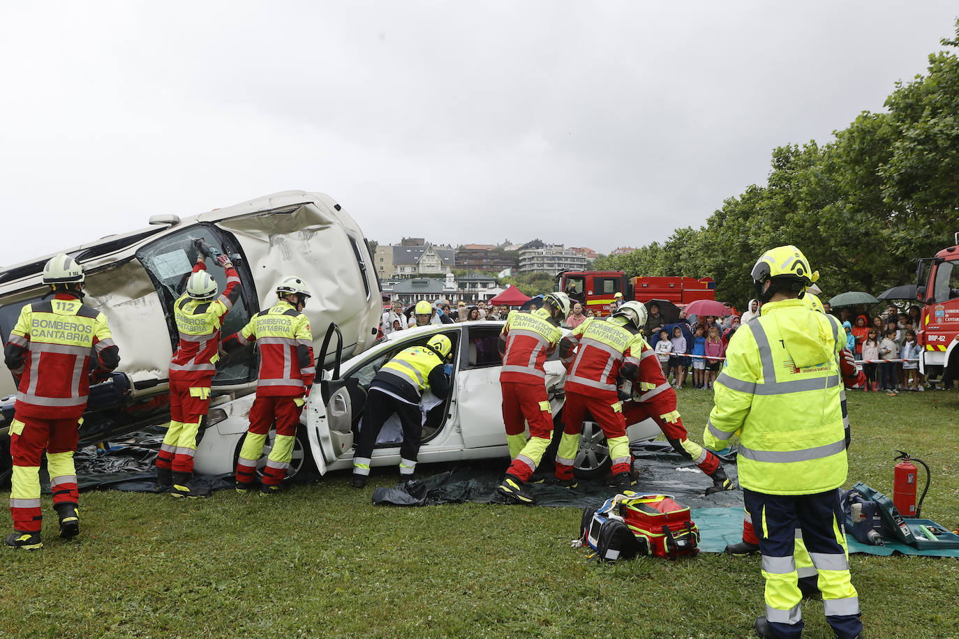 El público siguió con interés en la campa de La Magdalena los simulacros de los equipos de emergencias.