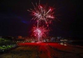 Los fuegos artificiales lanzados desde la Segunda playa de El Sardinero pusieron el colofón a la jornada del sábado de los Baños de Ola.