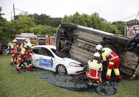 Los bomberos del 112, durante el ejercicio de excarcelación de heridos en un accidente de tráfico.