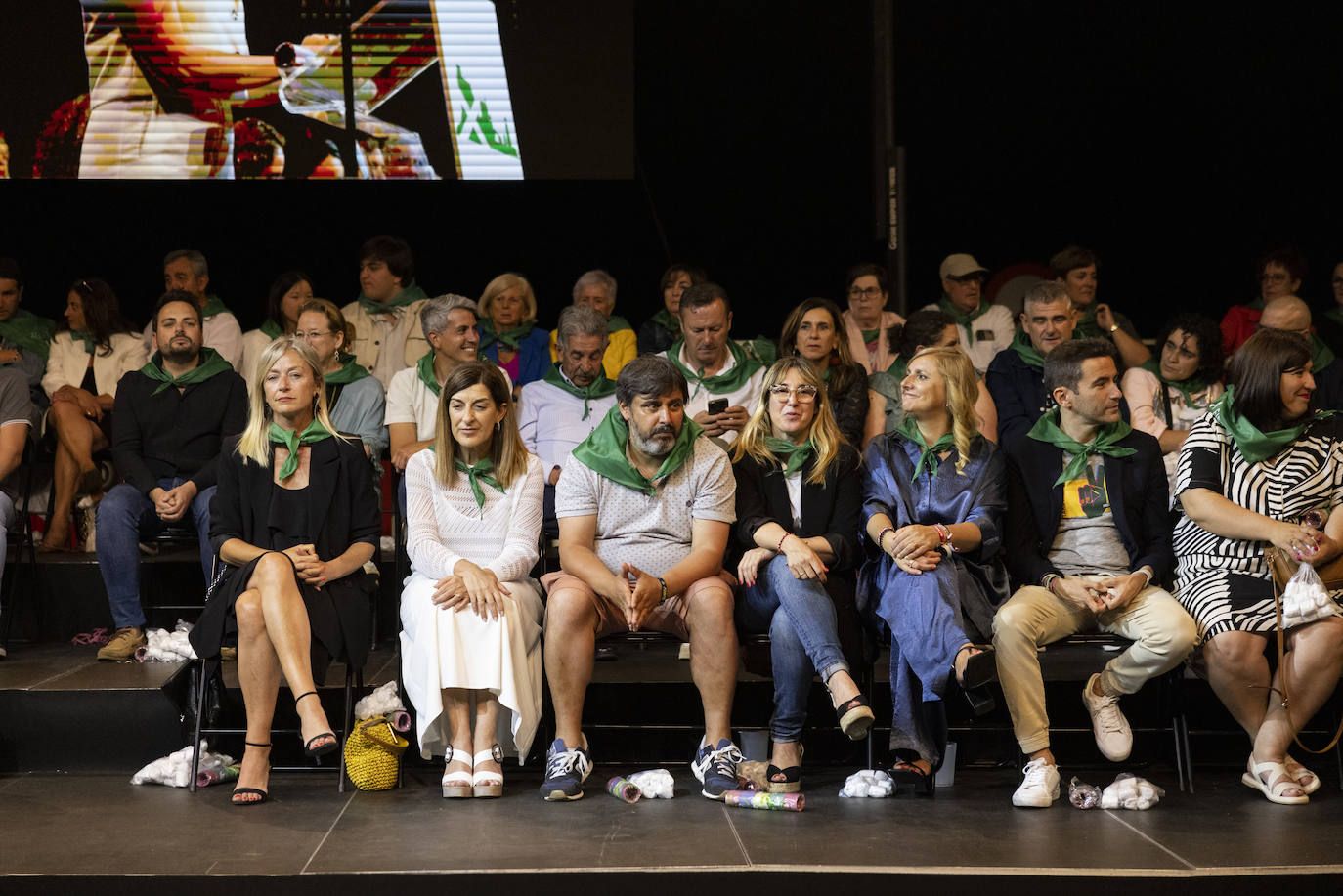 La tribuna principal estuvo repleta de autoridades. En primer término la alcaldesa de Castro, Susana Herrán y la presidenta del Gobierno de Cantabria, María José Sáenz de Buruaga.