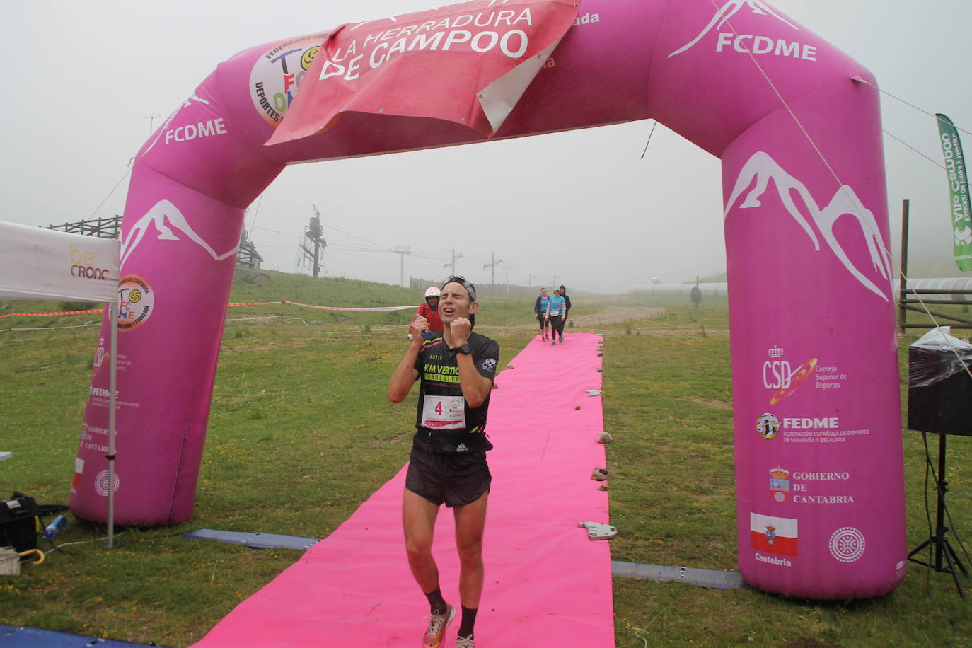 Así entró a meta el ganador de la maratón de La Herradura de Campoo, el campurriano Víctor García (KV Vertical) con un tiempo de 3:44:53.