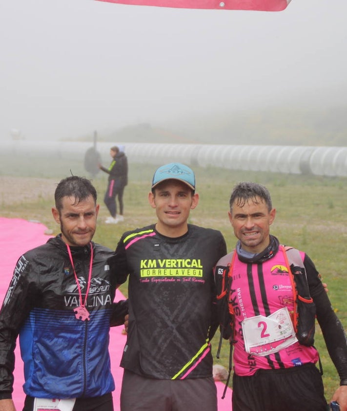 Imagen secundaria 2 - El podio de la maratón de 36 kilómetros, Pedro Gómez (3º), Víctor García (1º) y Raúl Pérez Nestar (2º)