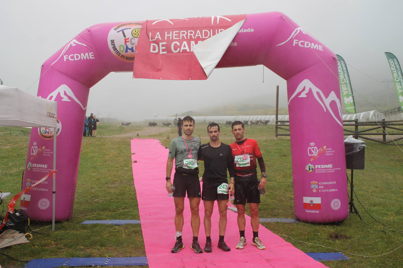 El podio del trail de 20 kilómetros, con Ángel Mier en segunda posición, junto al vencedor de la prueba, Josu Caño y Ángel Bordas en tercer lugar.