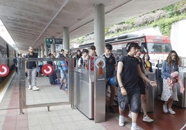 Viajeros del primer tren playero de la temporada 2024.