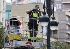 Un operario repara una farola, el año pasado, en el Bulevar Demetrio Herrero de Torrelavega.