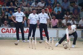 Mario Pellón birla para Peñacastillo una bola ante la mirada de Víctor González, Rubén Haya y José Manuel González.