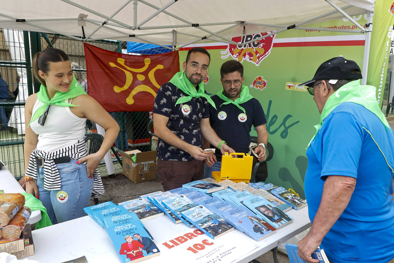 En uno de los puestos instalados en el evento se vendían libros de Miguel Ángel Revilla a mitad de precio para recaudar fondos destinados a un hospital de personas huérfanas en Uganda. 