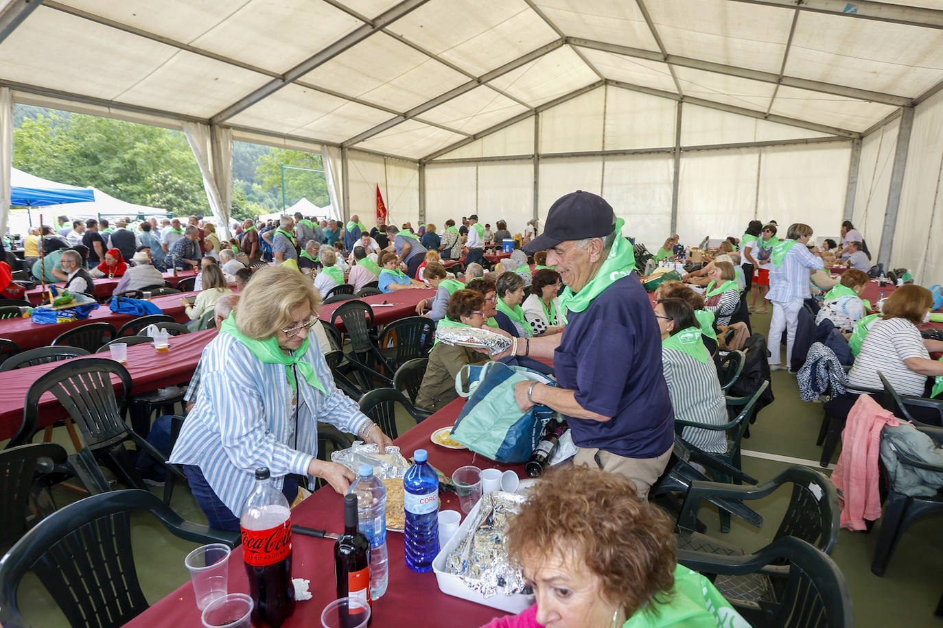 Cientos de personas acudieron a la fiesta regionalista y disfrutaron durante la comida popular. 