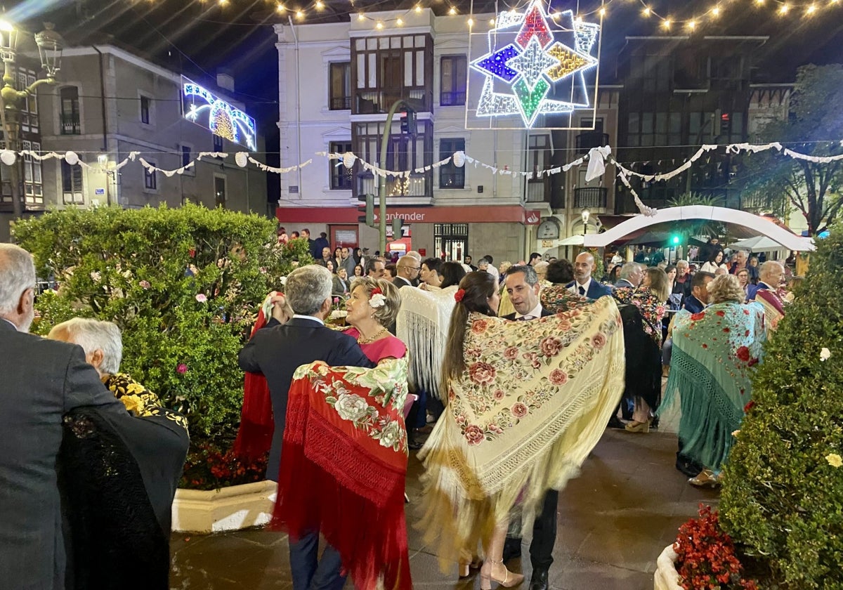 Las parejas giraron luciendo sus mantones.