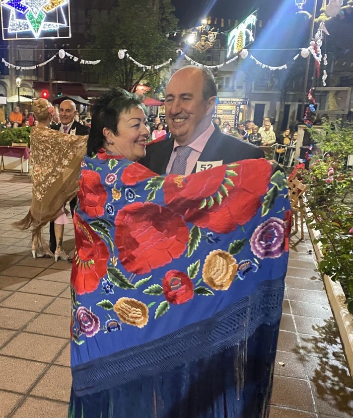 Imagen secundaria 2 - Las parejas bailaron en los Jardines frente a la plaza del pueblo.