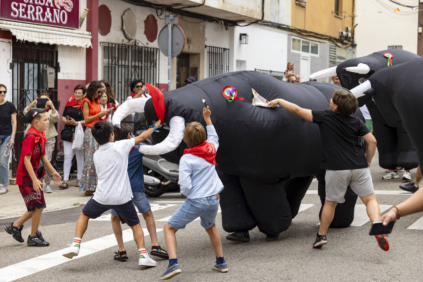 Decenas de niños han participado en el encierro infantil con motivo de las fiestas de Tetuán. 