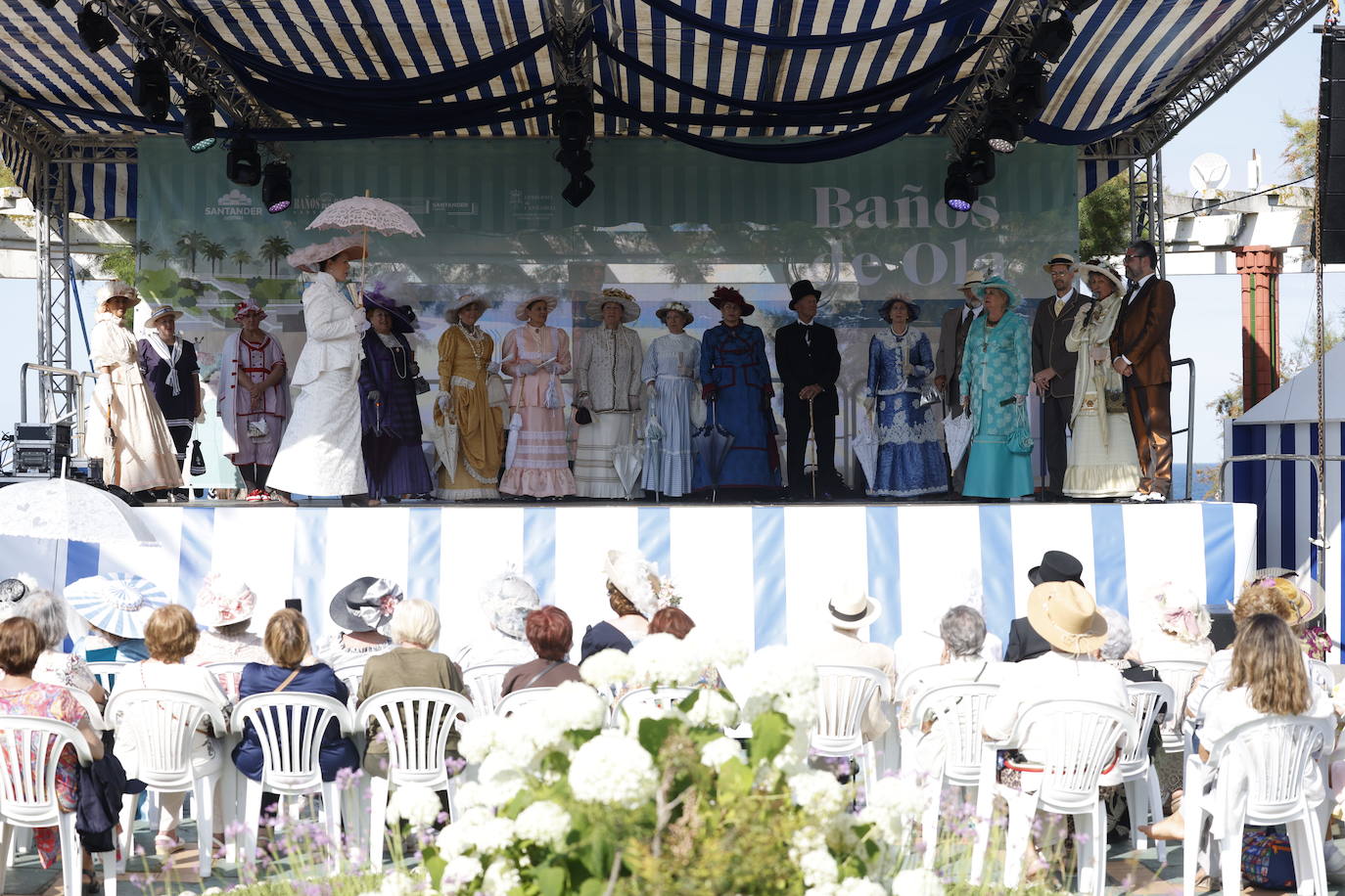 Deecenas de personas acudieron al gran desfile de clausura. 