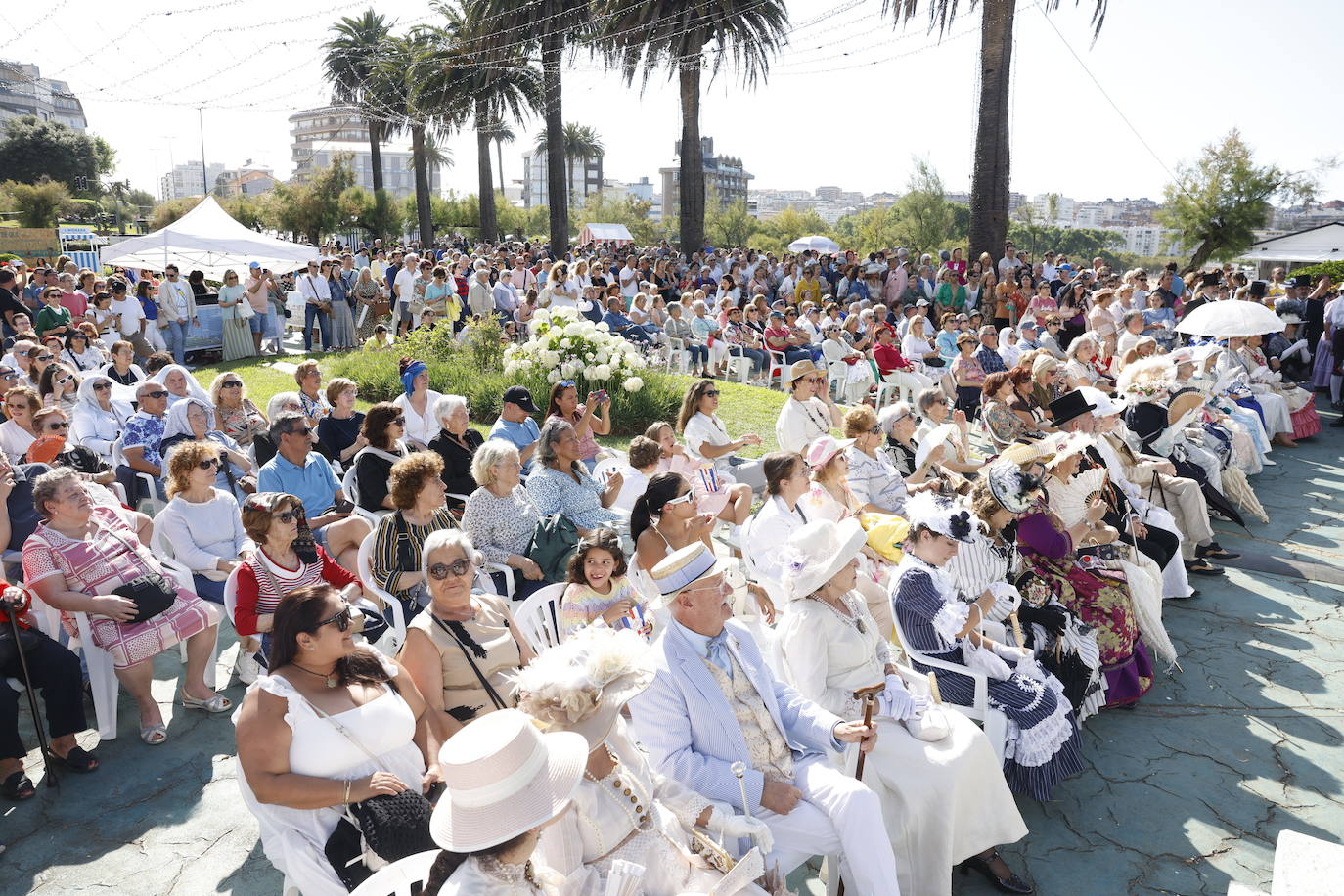 Los Jardines de Piquío, abarrotados, durante la última jornada de los Baños de Ola. 
