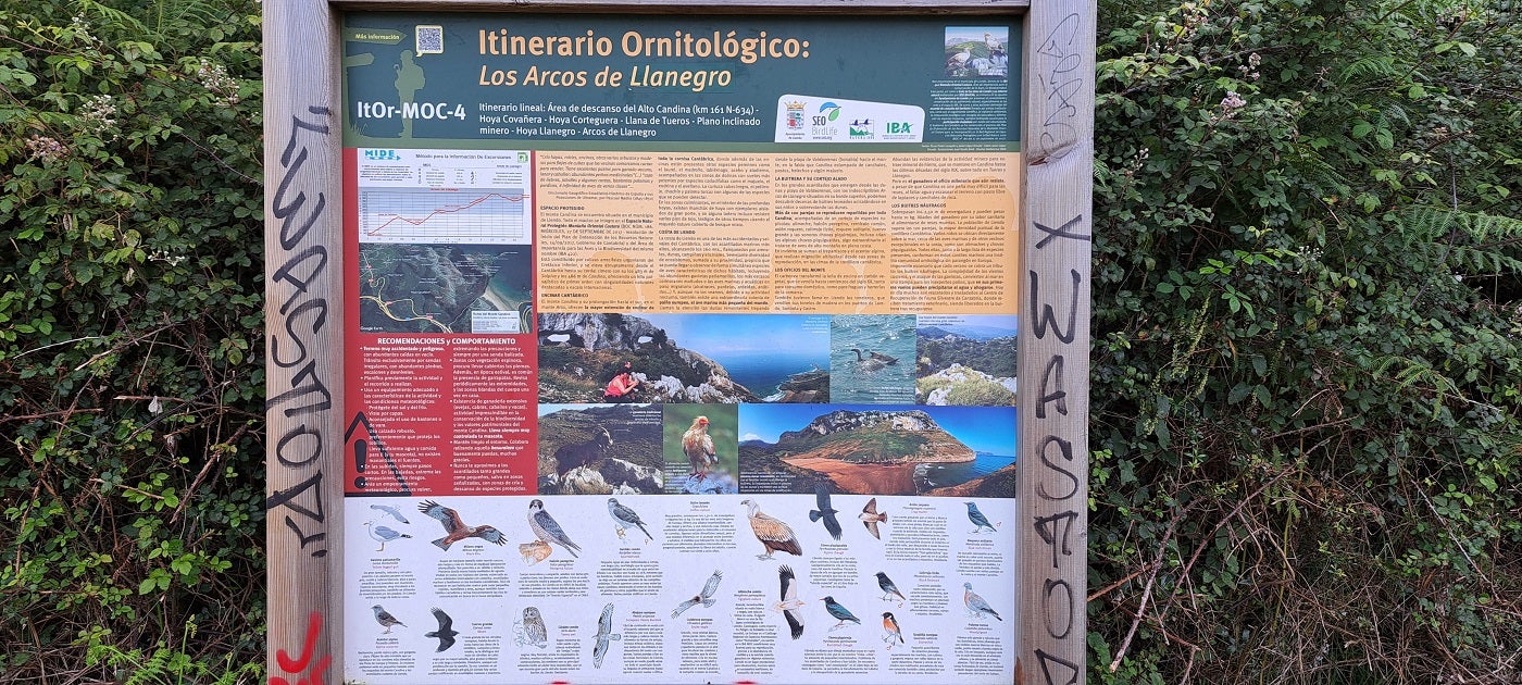 Un cartel informa del recorrido, en especial sobre las aves que se concentran en la zona