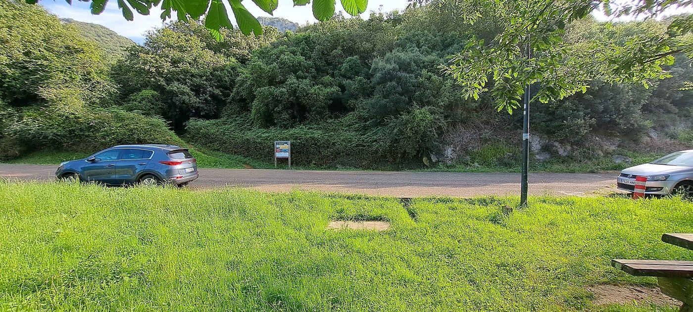 Un pequeño aparcamiento permite dejar el coche justo al inicio de la ruta.