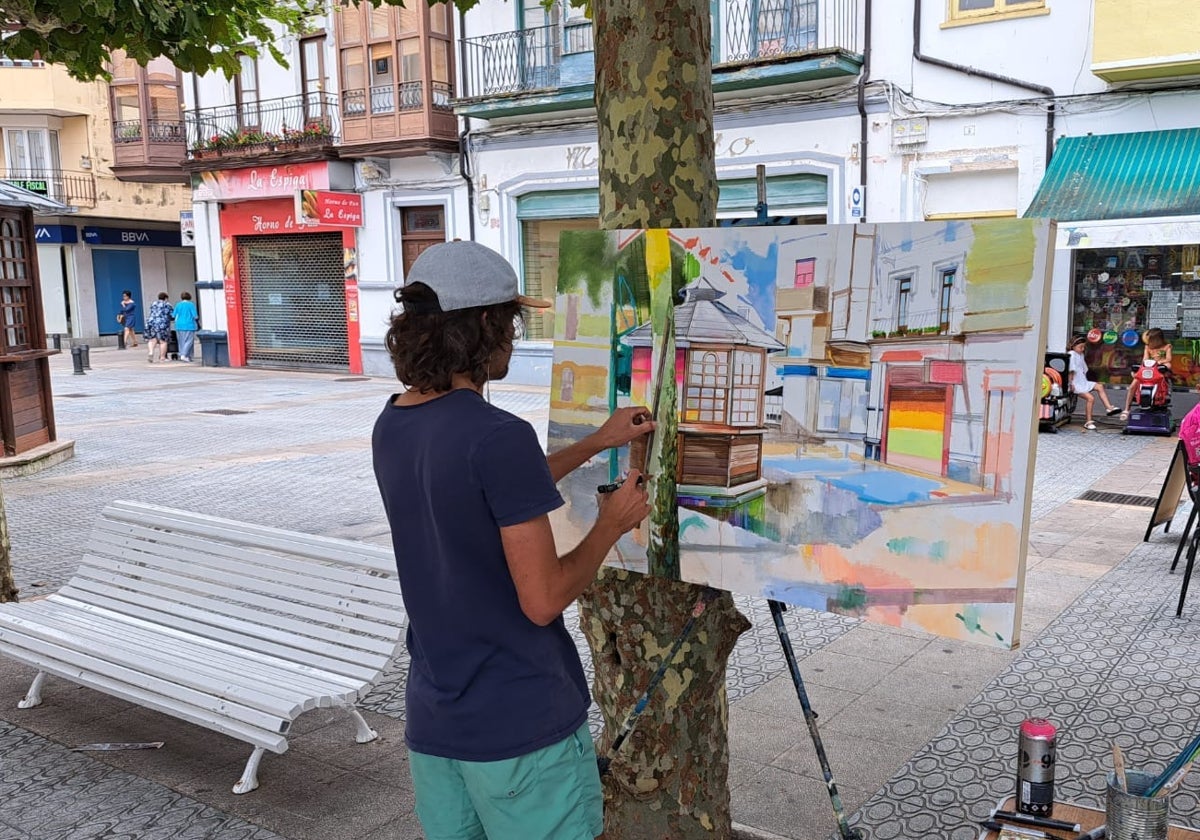 Participante pintando en las calles de Santoña en la pasada edición del concurso.