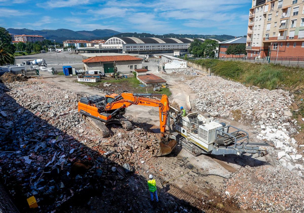 Operarios trabajan en la finca contigua al Ferial de Ganados, ayer, en las obras del aparcamiento en altura.