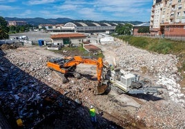 Operarios trabajan en la finca contigua al Ferial de Ganados, ayer, en las obras del aparcamiento en altura.