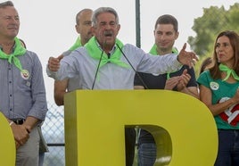 Revilla durante su intervención en Rasines. A la derecha de la imagen, Paula Fernández.