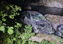 Rescatada una persona en el Desfiladero de La Hermida tras volar su coche 15 metros sobre el río