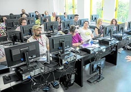 Una clase práctica en el aula de informática de la sede de la UIMP en Las Llamas.