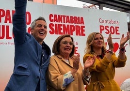 Pablo Zuloaga y Noelia Cobo, con Charo Losa, que dejó su acta de concejal en Laredo el pasado enero.