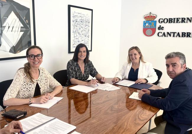 Gema Igual e Isabel Urrutia se reunieron ayer.