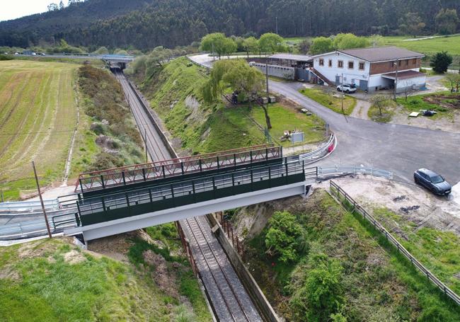 Vista aérea del puente de Sel del Rey y la pasarela peatonal.