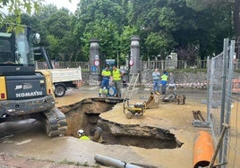 Operarios trabajan en la reparación de la avería de General Dávila, junto a la Finca de Jado.