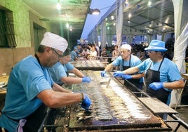 Las sardinadas son uno de los actos más multitudinarios de las fiestas del Carmen de San Vicente.