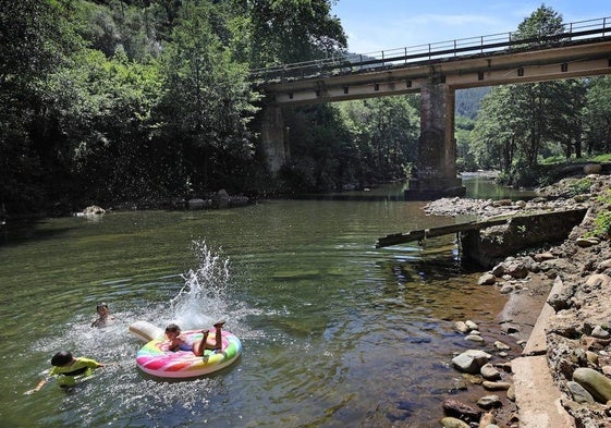 Bañarse en el Saja a su paso por Cabezón, en el Parque de Santa Lucía, es una gran opción para los días de calor.