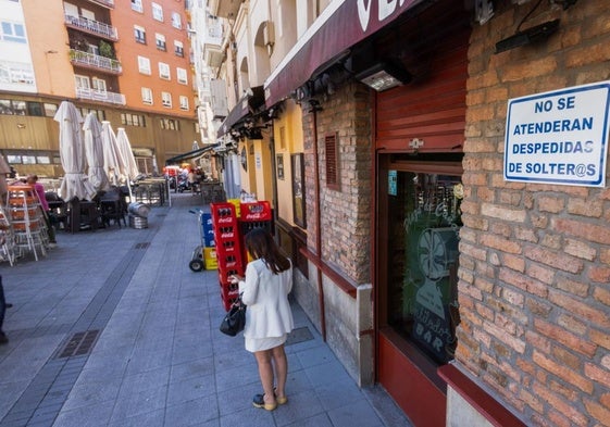 Los carteles que han colgado los hosteleros de la Asociación de Bares de Cañadío.