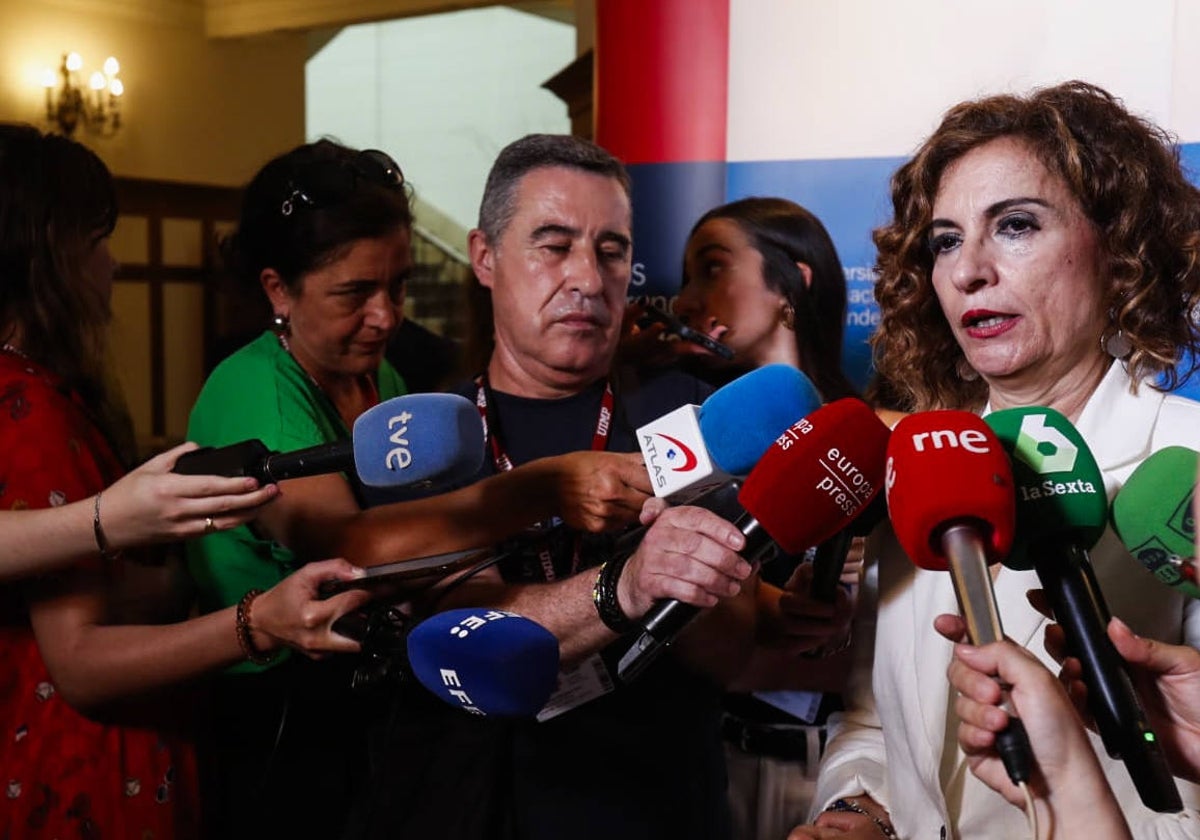 María Jesús Montero atiende a los medios de comunicación, esta mañana, en la Universidad Internacional Menéndez Pelayo.