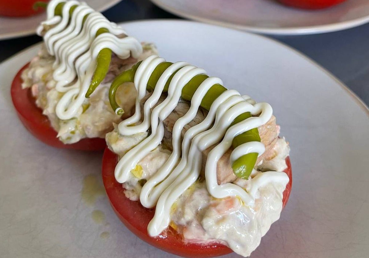 Tomates con ensaladilla de bonito y piparra encurtida.