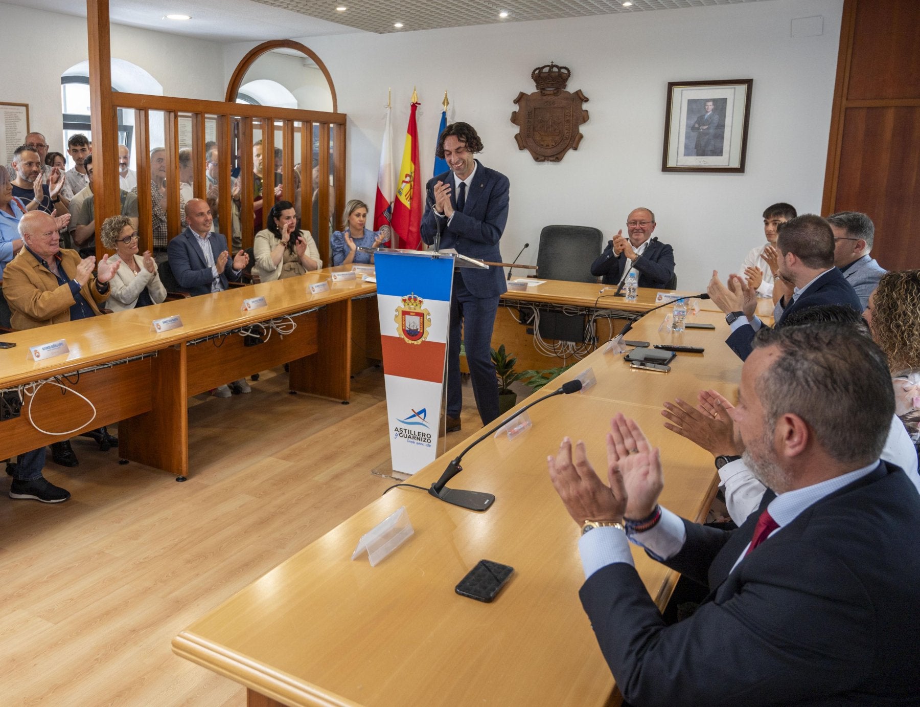 El alcalde de El Astillero, Javier Fernández Soberón, con los concejales de la Corporación.