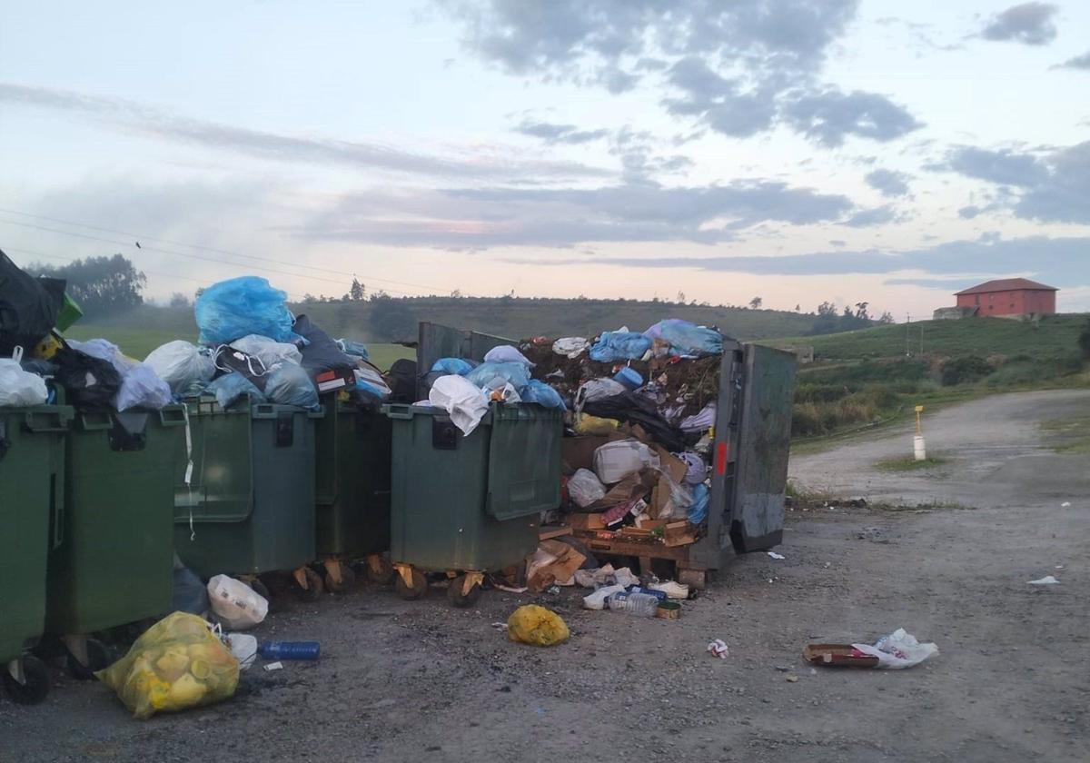 Basura acumulada en los contenedores de los municipios afectados.