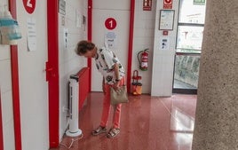 Una paciente intenta refrescarse en uno de los ventiladores que la Consejería de Sanidad colocó el año pasado en el centro de salud.