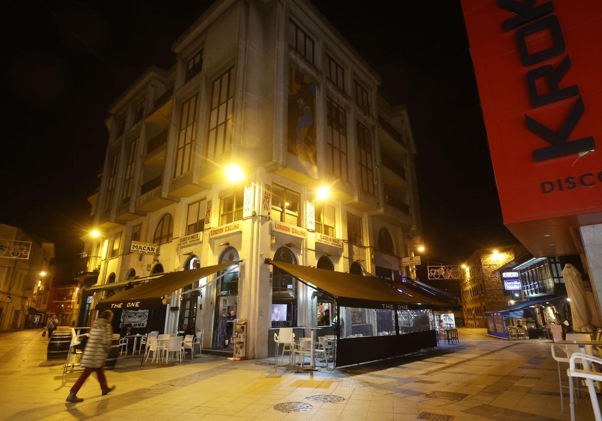 Una mujer camina por la zona de vinos de Torrelavega, en el cruce entre las calles Goya y San José.