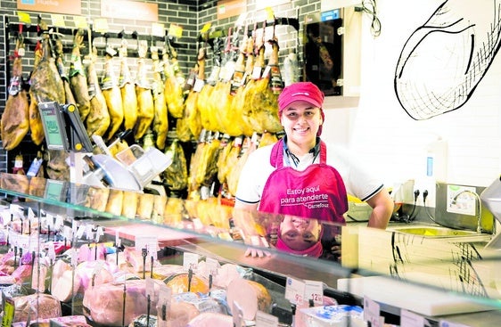 La joven Mariela Aguirre, en el puesto en el sector de frescos, en Carrefour.