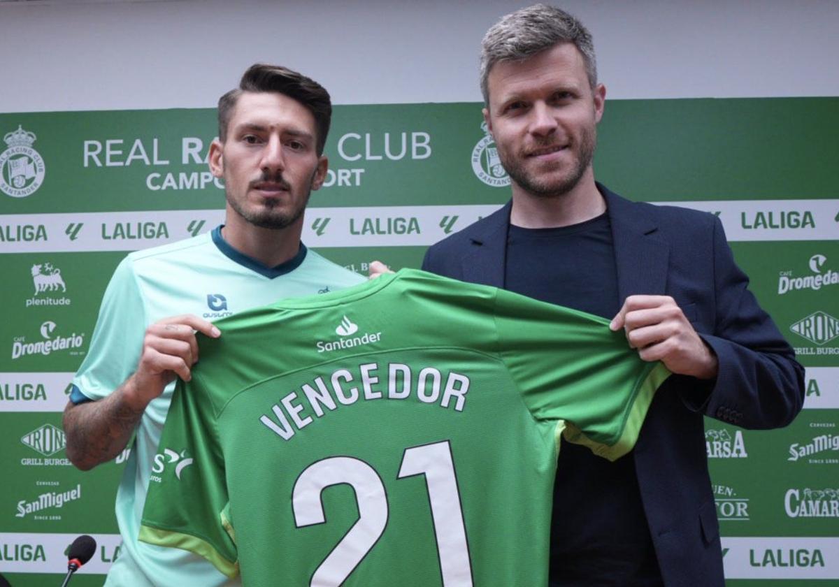 Unai Vencedor, junto a Mikel Martija, en la presentación del jugador.