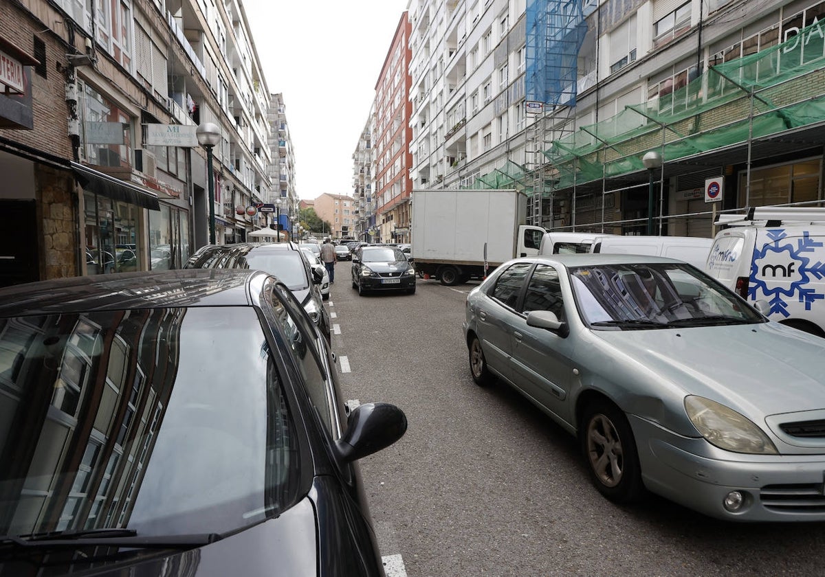 Una de las calles afectadas por la futura ZBE, en Torrelavega.